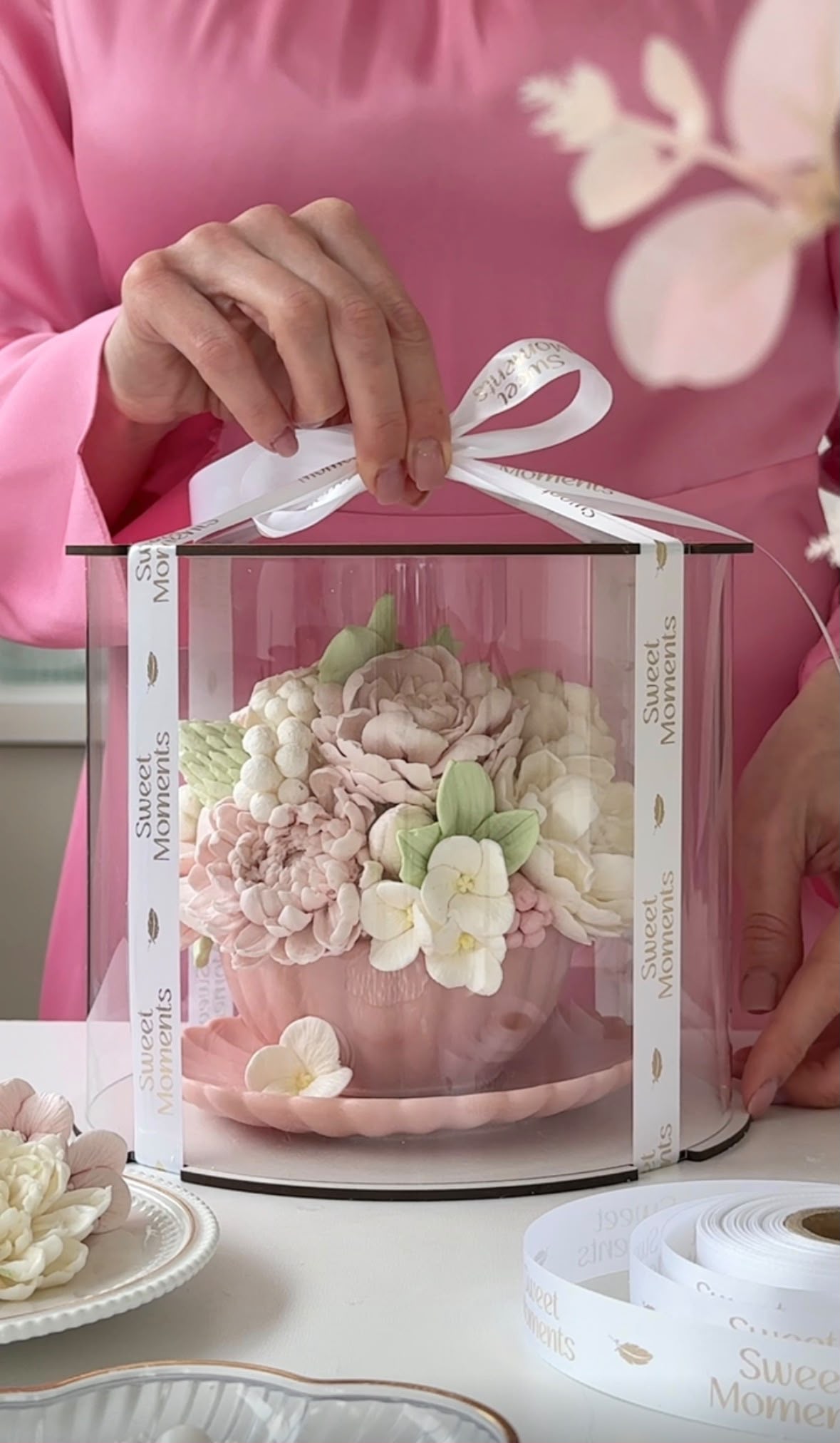 Pastel zefir flowers in a clear gift box